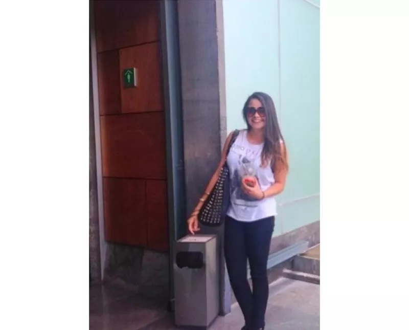 La cantante publicó una foto dando a entender que se encontraba en Nueva York, sin embargo un usuario de Twitter publicó que la imagen realmente había sido tomada en un hotel de la Ciudad de México.