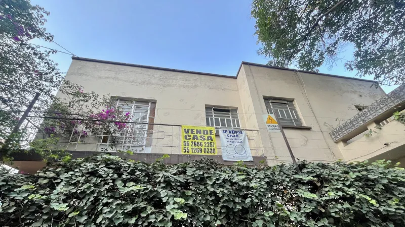 Una casa gris de dos pisos en venta en la Ciudad de México. 