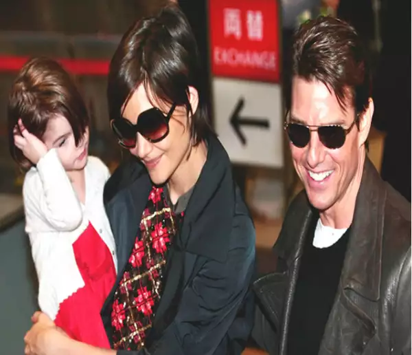 Katie Holmes anunció que se divorciaba de Tom Cruise, trascendió, por seguridad de la pequeña Suri.