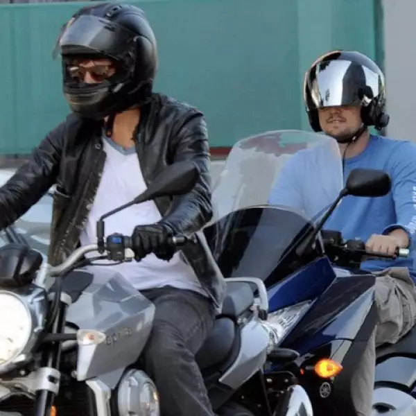Leonardo DiCaprio y su amigo, el actor Lukas Haas, en motocicleta por el Boulevard Sunset en West Hollywood, California.