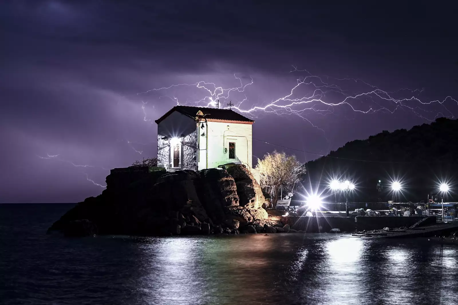 GREECE-WEATHER-LIGHTNING-FEATURE