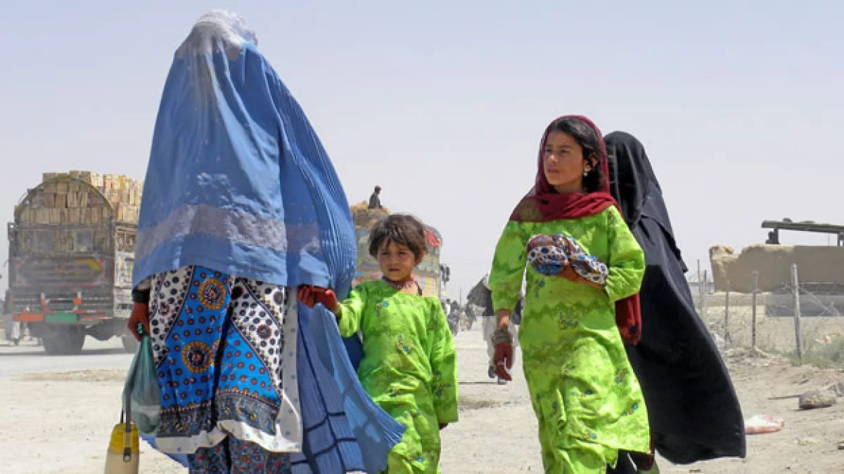 Famillia de Afganistan cruza hacia Pakistan