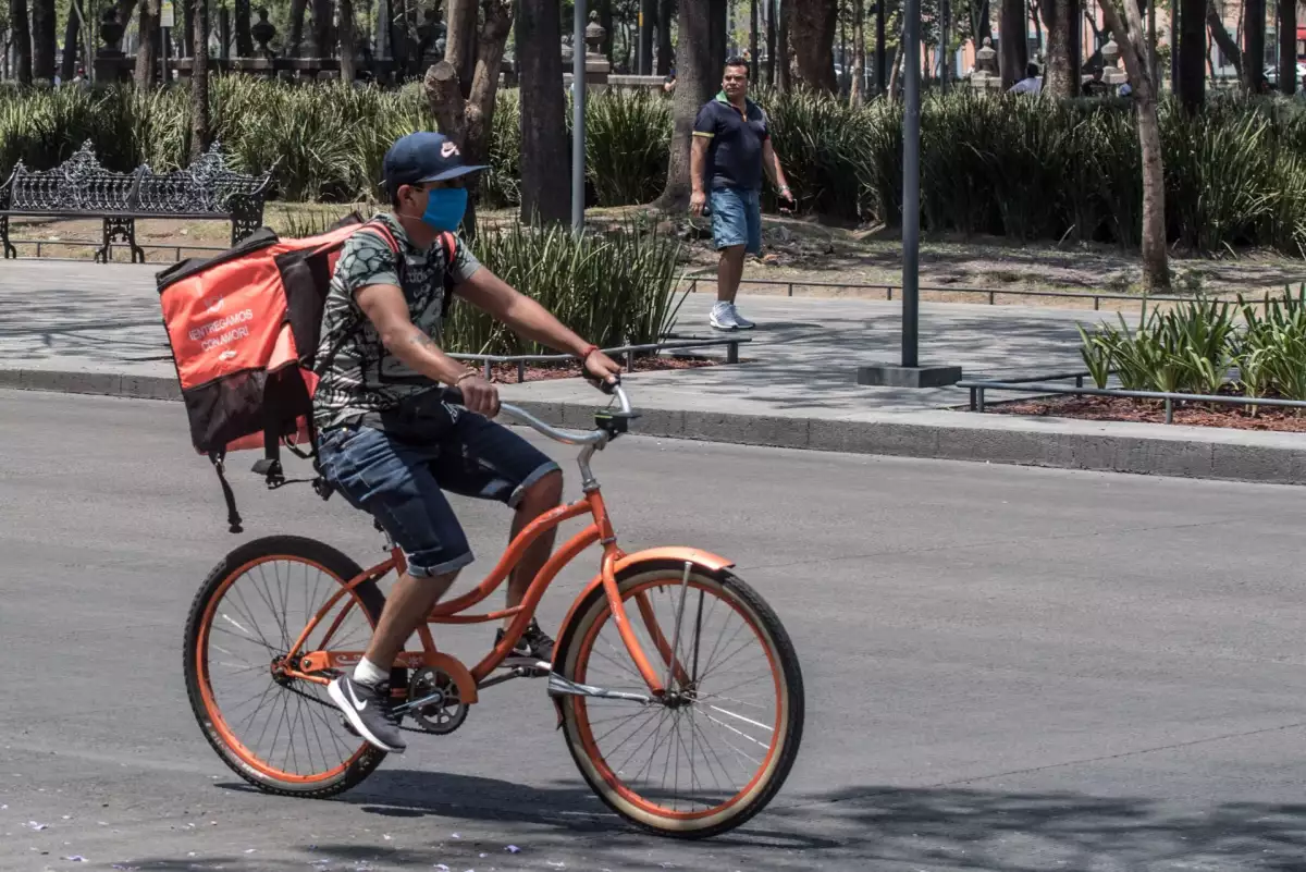 Repartidores de comida rápida por aplicaciones de celular reportan la disminución de pedidos debido a la contingencia fase 2 por coronavirus (covid-19) registrada en el país.