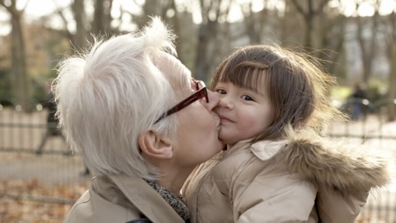 abuela nieta parque beso anciano
