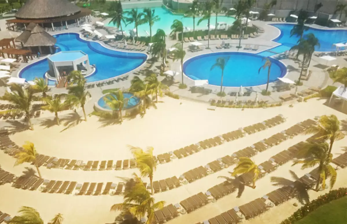 La vista que disfrutamos desde nuestra habitación en el resort Mundo Imperial permite ver sus grandes albercas.