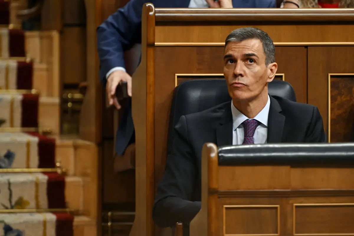 El primer ministro de España, Pedro Sánchez, asiste a una sesión plenaria en el parlamento español de Madrid el 9 de julio de 2025, sobre los casos de corrupción que afectan al Partido Socialista Español (PSOE). (Imagen principal del artículo web "La figura de Pedro Sánchez se tambalea en España: ¿por qué exigen su dimisión?")