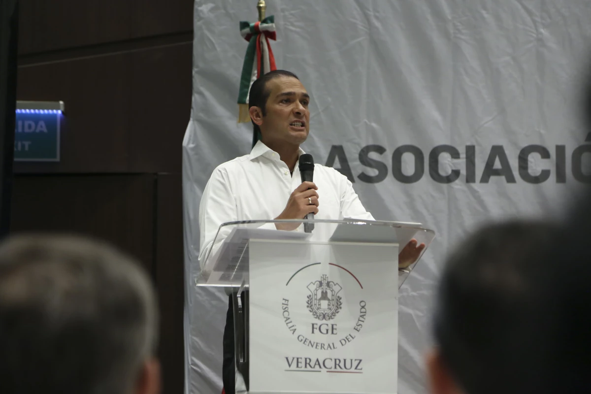 El fiscal Luis Ángel Bravo confirmó el ataque en un bar de Xalapa.