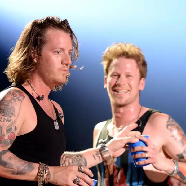 Tyler y Brian de Florida Georgia Line hacen una explosión de sexytud cuando están juntos en el escenario.