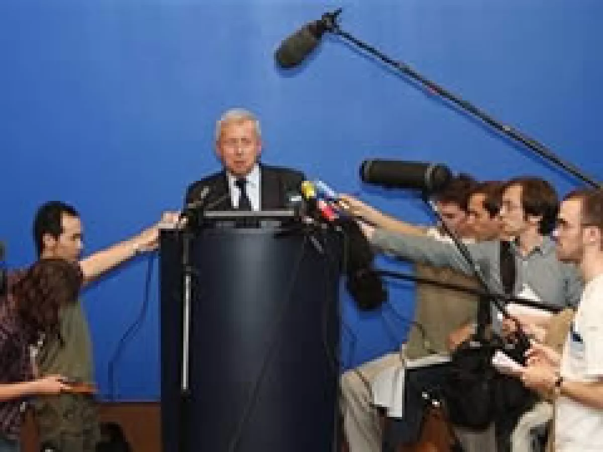 Pierre Henri Gourgeon, directivo de AirFrance otorga una conferencia de prensa en el aeropuerto Charles De Gaulle, tras la desaparición del avión que iba rumbo a Sao Paulo. (Foto: AP)