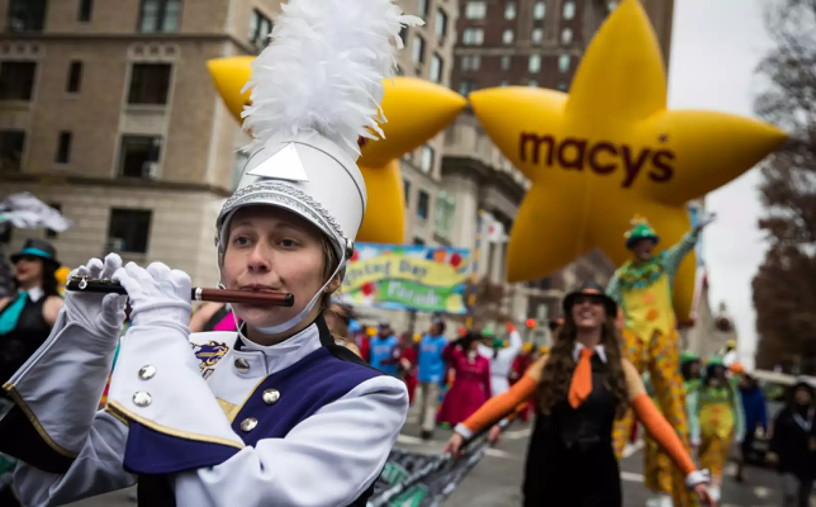 Cada año cerca de 3.5 millones de espectadores inundan las calles para ver el desfile.