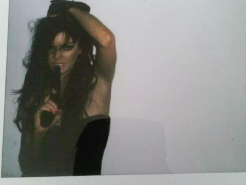 La actriz y un usuario de Twitter se enfrascaron en una batalla de mensajes, luego de que éste le pidiera más clase en sus shootings y más respeto para ella misma.