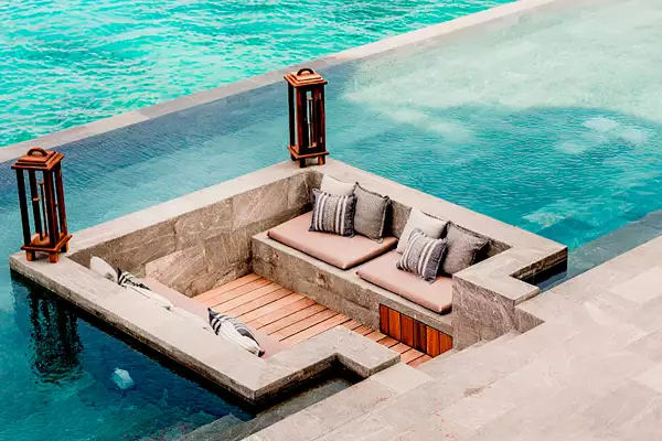 Terraza B Unique con sillones en alberca