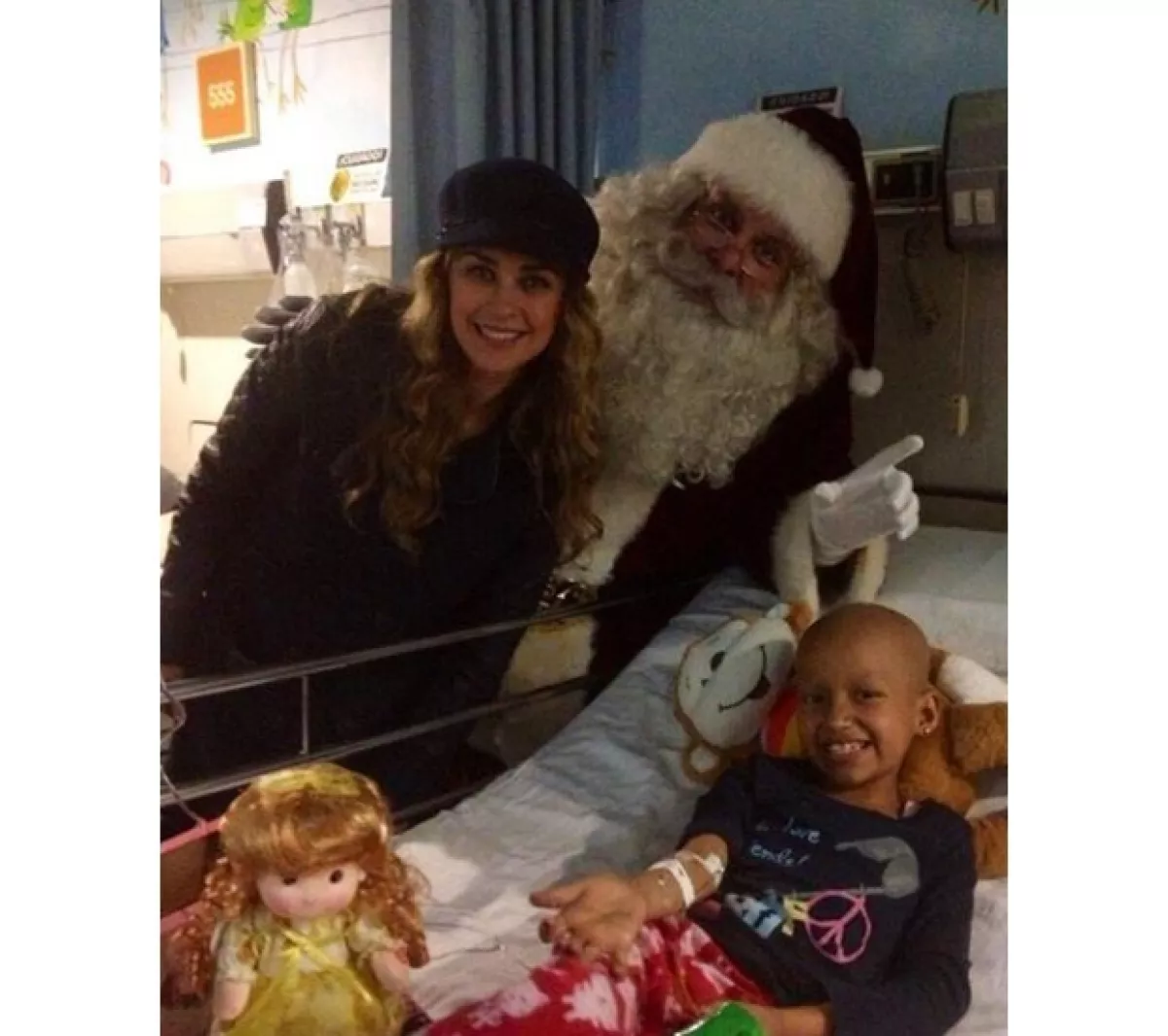 Aracely y Santa Claus con esta pequeña que día a día lucha por su recuperación en el hospital.