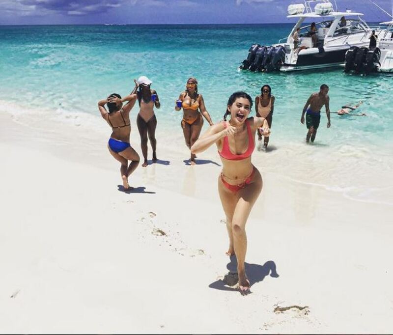 La menor del clan Kardashian-Jenner celebró sus 19 en la playa, acompañada por su novio, su hermana Kendall y sus mejores amigas.