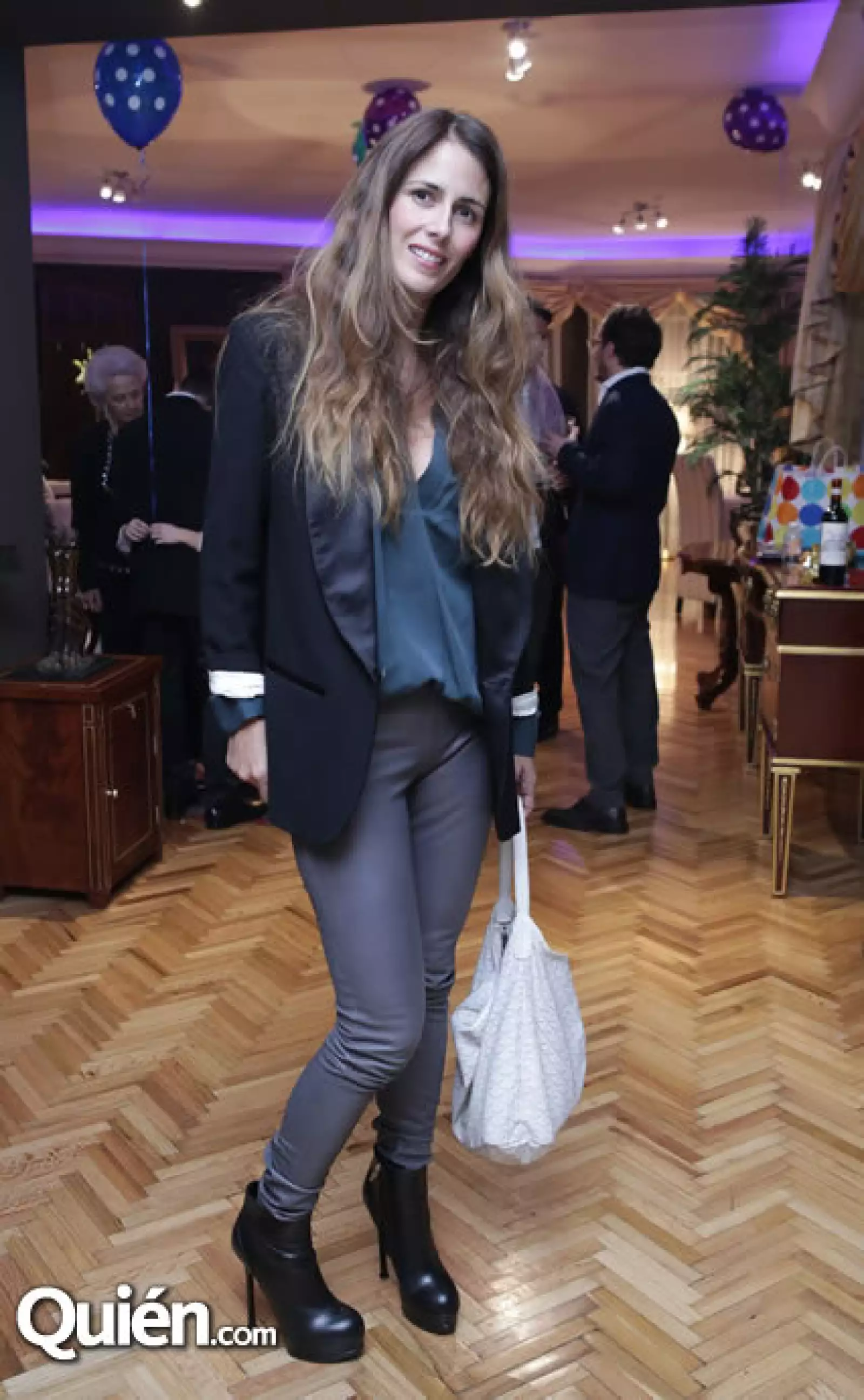 Erika Basabe, piezas clave: leggings de piel y bolsa en color blanco.