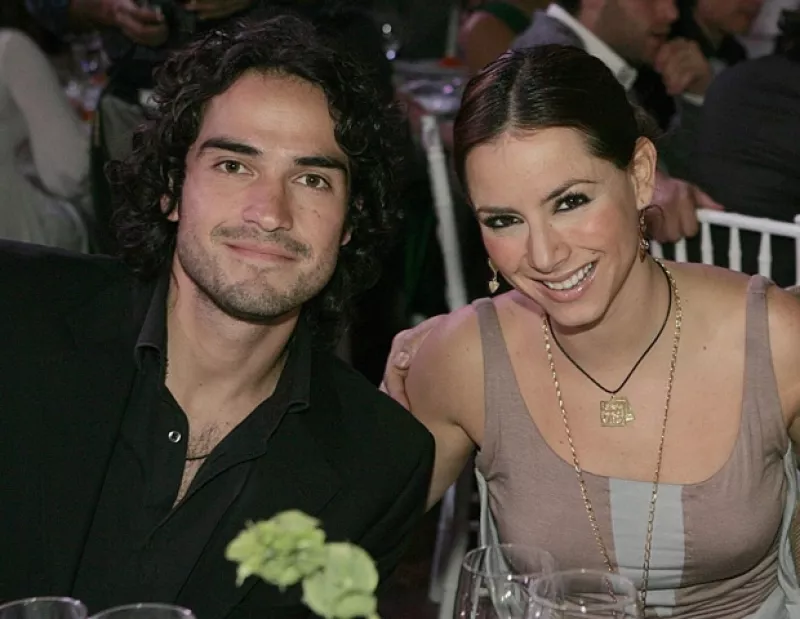 El actor y la conductora son tan solo algunos de los famosos que se unieron a "Un día, un beso" que busca mandar un mensaje de paz desde México para el mundo.