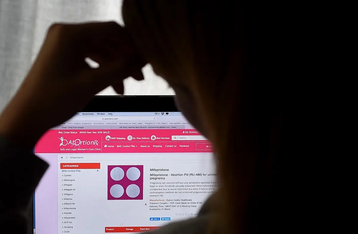 En esta ilustración fotográfica de archivo tomada el 8 de mayo de 2020, una mujer mira el sitio web con la píldora abortiva de mifepristona en su ordenador en Arlington, Virginia.