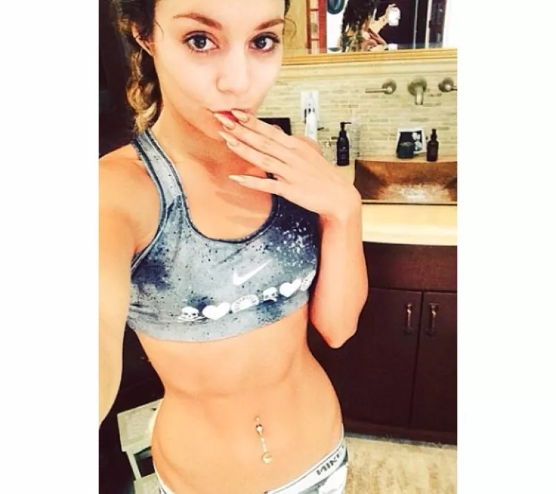 La cantante y también actriz de 25 años presumió lo mucho que trabaja en el gimnasio para tener un abdomen de diez. Hemos notado muchos cambios en su look para verse día a día más sexy.