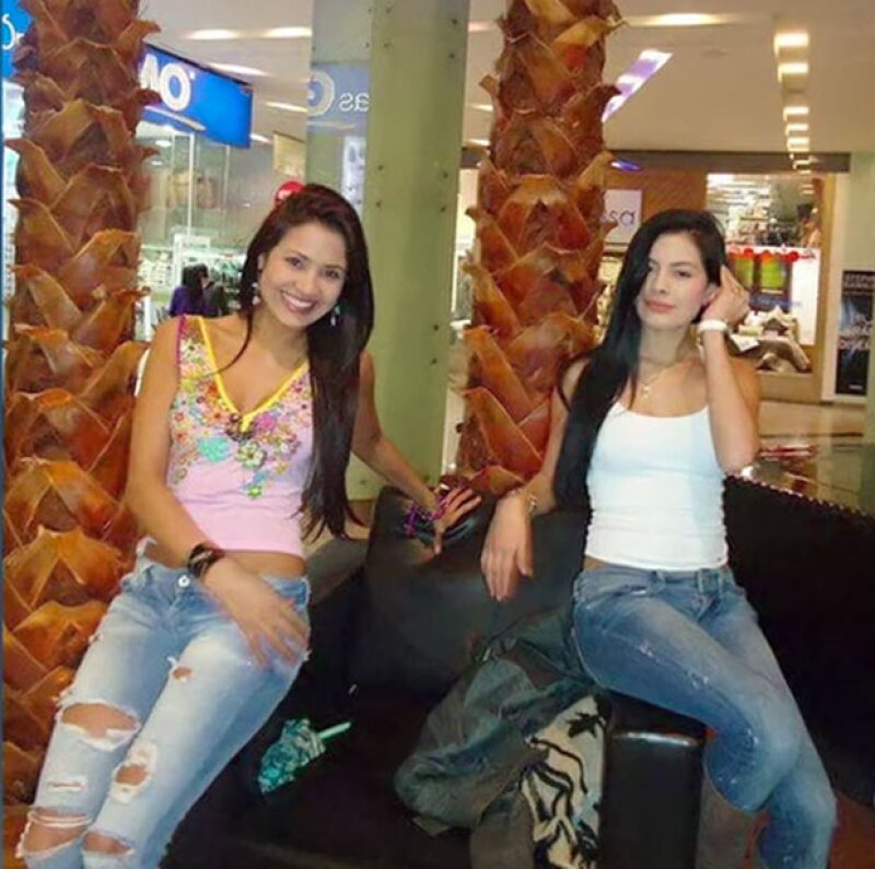 Esta fue una de las fotos que Carolina subió a Instagram en la que aparecen las Hermanas Rey antes de haberse realizado cirugías estéticas.