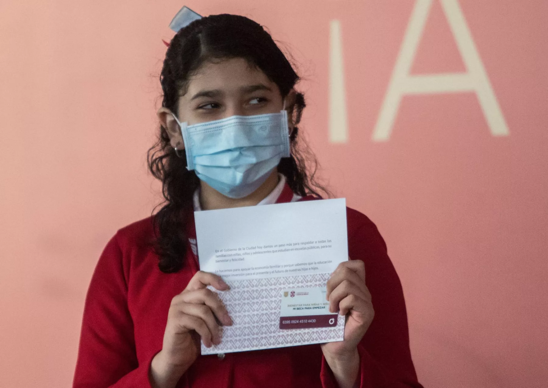 Programa de entrega de tarjetas de Mi Beca para Empezar, en la escuela Primaria "Zimbawe", en Álvaro Obregón.