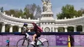 Una persona en bicicleta acude al Paseo Ciclista Dominical en la CDMX. 