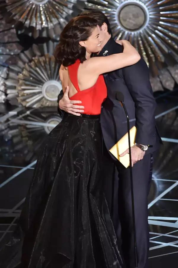 Luego de que Idina le dijera por otro nombre que no era el suyo, tal como él lo hizo el año pasado ambos se dieron un cariñoso abrazo.