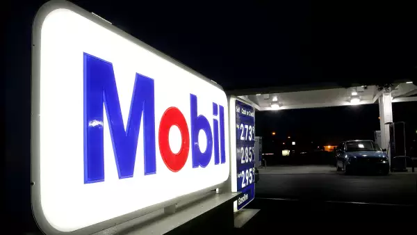 ExxonMobil reportó una caída histórica en sus ganancias para los tres primeros meses de 2016.