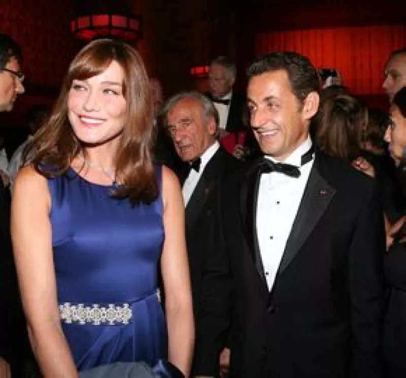 El Musée Grevin de París hará una réplica de la primera dama de Francia, quien aceptó feliz. La figura se colocará al lado de la de Sarkozy.