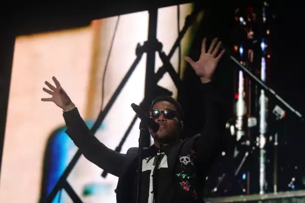 Foto del cantante Anderson .Paak cantando mientras levanta las manos en el primer Simi Fest.