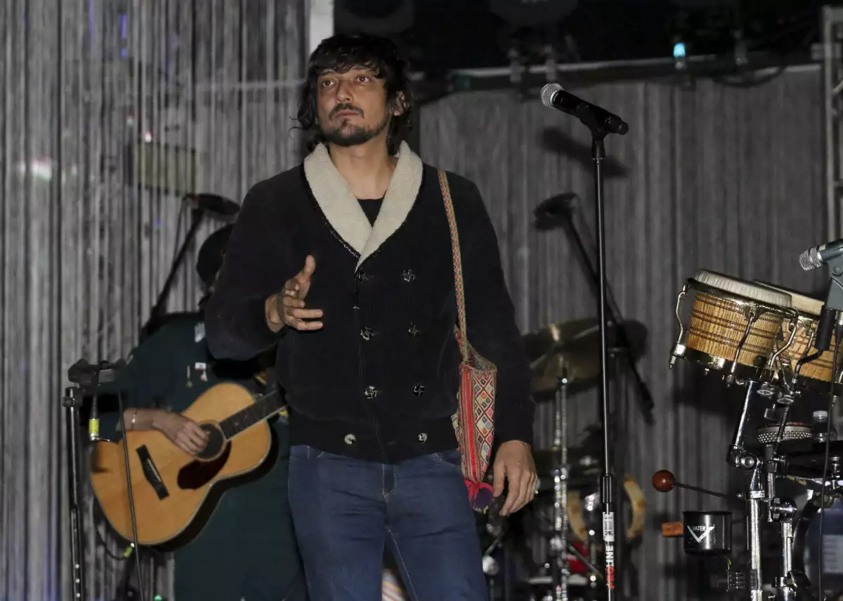 León Larregui