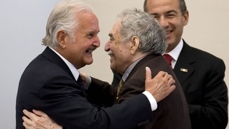 Carlos Fuentes abrazó al premio Nobel y escritor colombiano, Gabriel García Márquez durante su homenaje nacional en 2008.