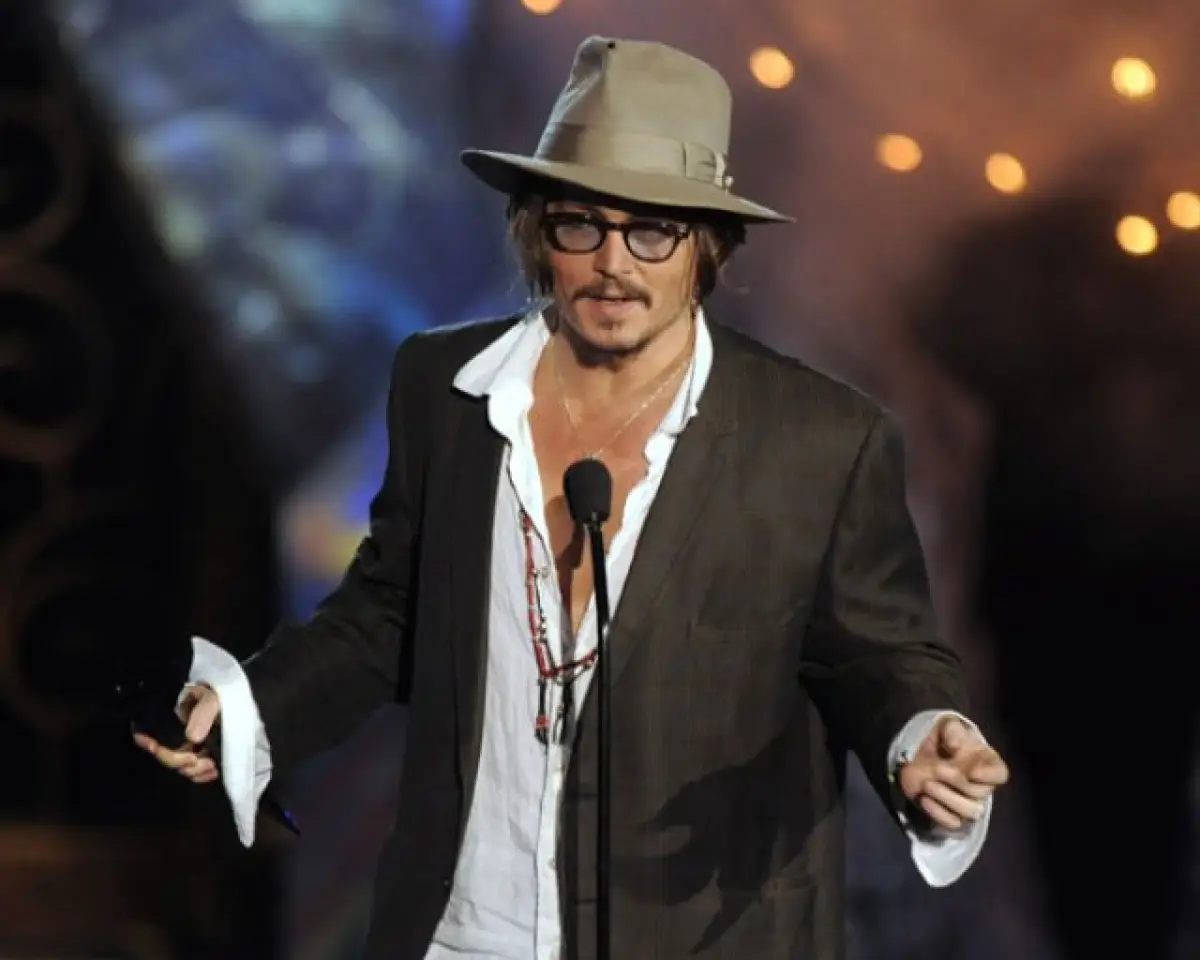 Johnny Depp lució emocionado de presentar el premio Rock Immortal.