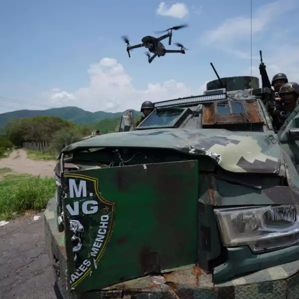 Ubicado a 270 kilómetros al suroeste de Morelia, el municipio de Aguililla fue tomado por elementos del Cártel de Jalisco Nueva Generación (CJNG) el pasado 5 de abril y las cosas están lejos de tranquilizarse en Tierra Caliente. El gobierno del presidente Andrés Manuel López Obrador ordenó que fuerzas de la Guardia Nacional y del Ejército se desplegaran, pero la lucha armada entre CJNG y Cárteles Unidos continúa.