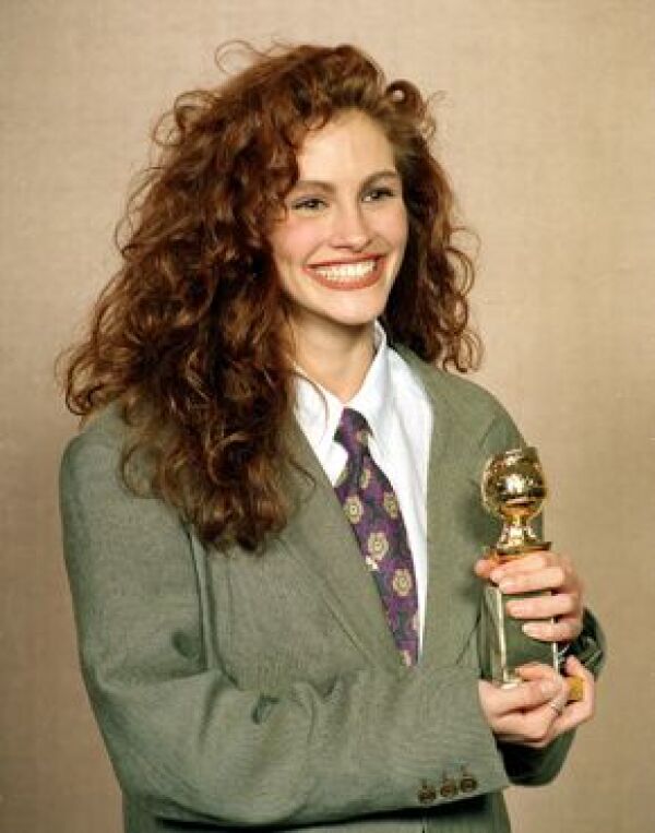 Nadie podrá olvidar la película que marcó el despegue de Julia en su carrera, Mujer Bonita, en donde actuó al lado de Richard Gere en 1990. Aquí con el Golden Globe que ganó por su actuación en Mujer Bonita en 1990.