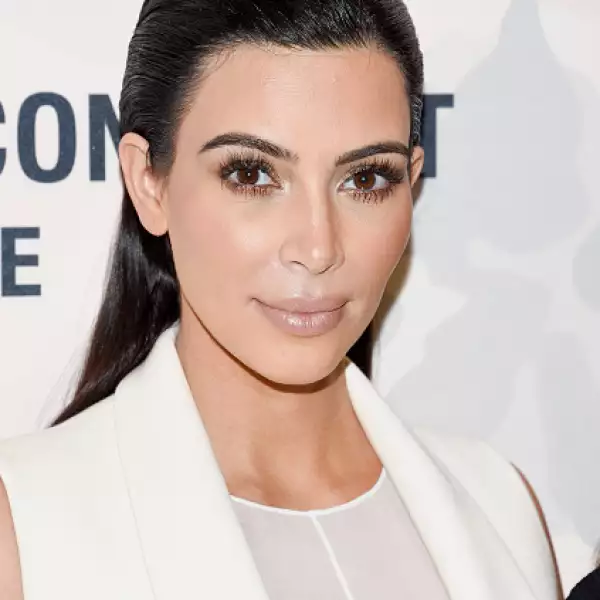 Para el lanzamiento en Nueva York de ´Variety Power of Women´, Kim Kardashian optó por un sleek back hairstyle. Las pestañas extra largas hicieron que la atención fuera directamente a sus ojos, llevando el resto de la cara en tonos nude.