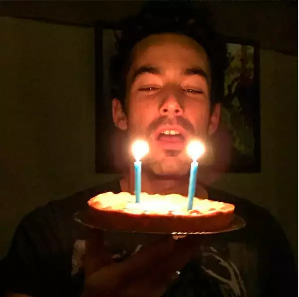 Así presumió Aaron su festejo en pareja.