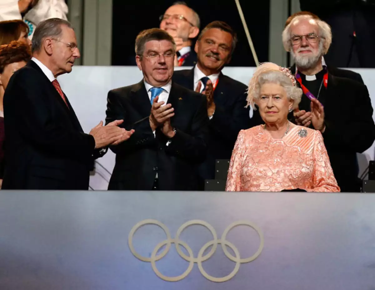 James Bond, Paul McCartney y la reina Isabel II —entre otras figuras icónicas de Gran Bretaña— pusieron en marcha el viernes los Juegos Olímpicos de Londres.