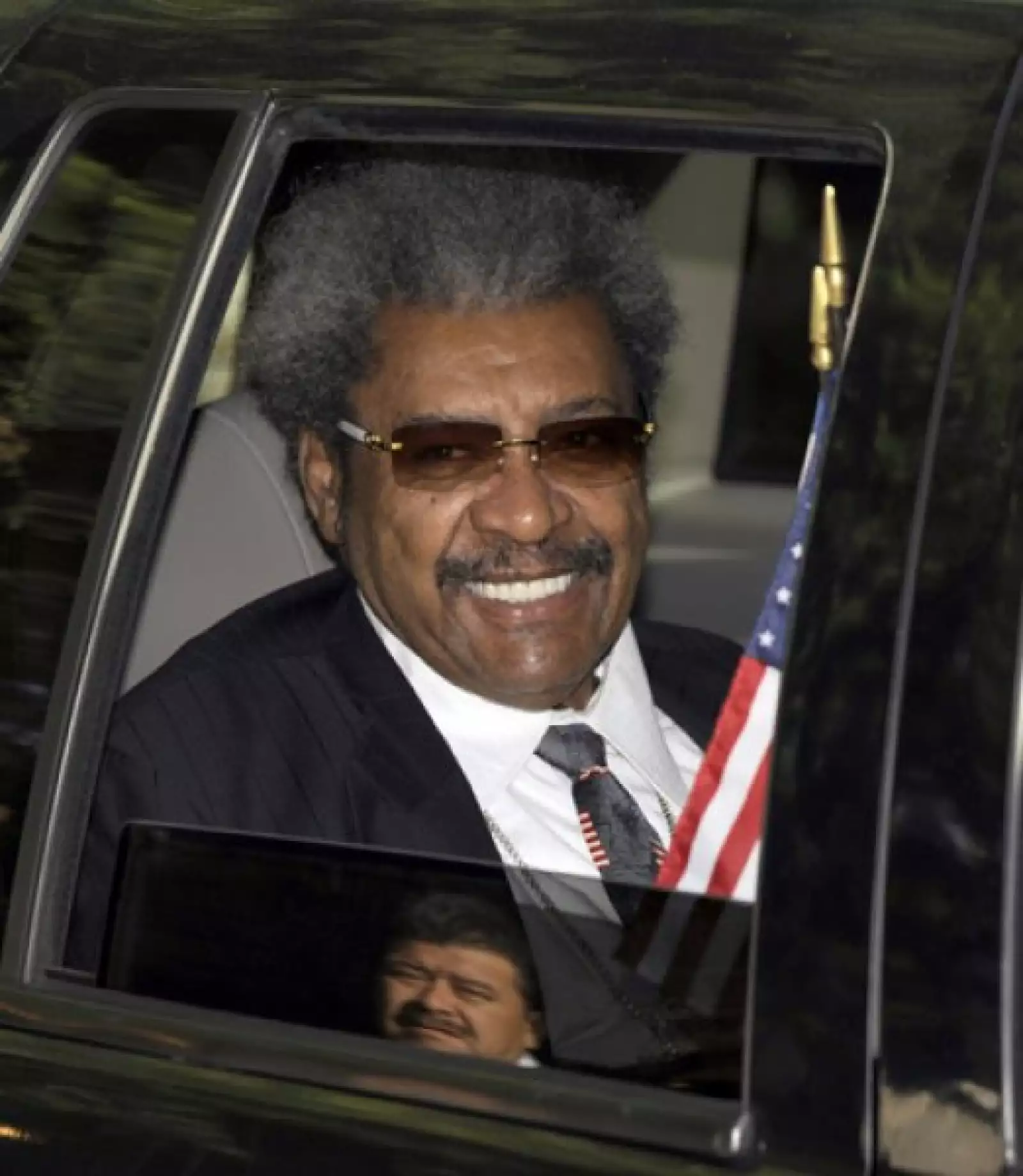 Aunque primero lució serio, Don King sonrió a las cámaras.