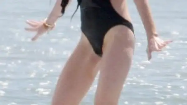 Lindsay Lohan luce un traje de baño trendy mientras surfea en Hawai.