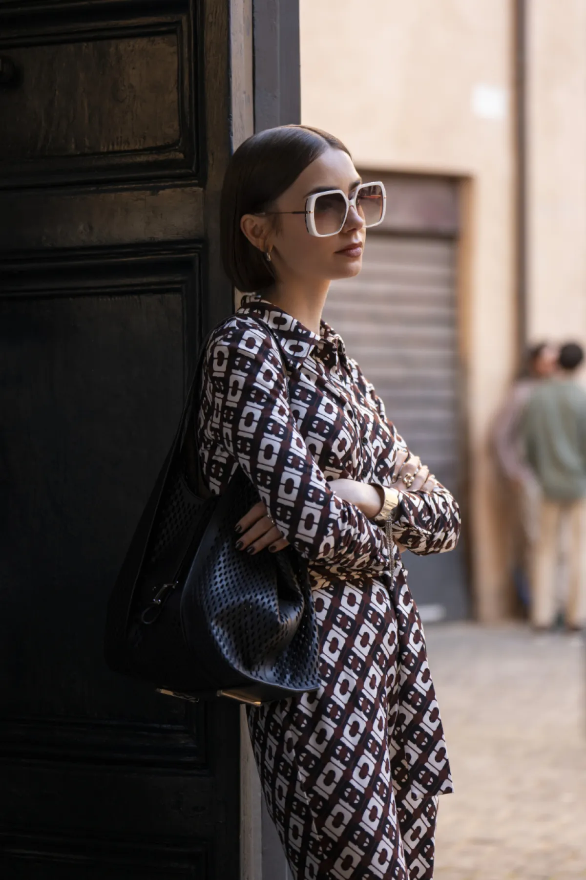 La actriz Lily Collins en el set de la serie 'Emily in Paris'
