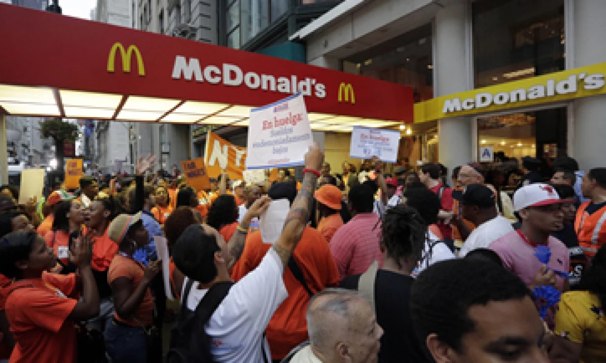 Los trabajadores de McDonald’s y otras cadenas de comida rápida quieren formar sindicatos y negociar salarios más altos. (Foto: AP)