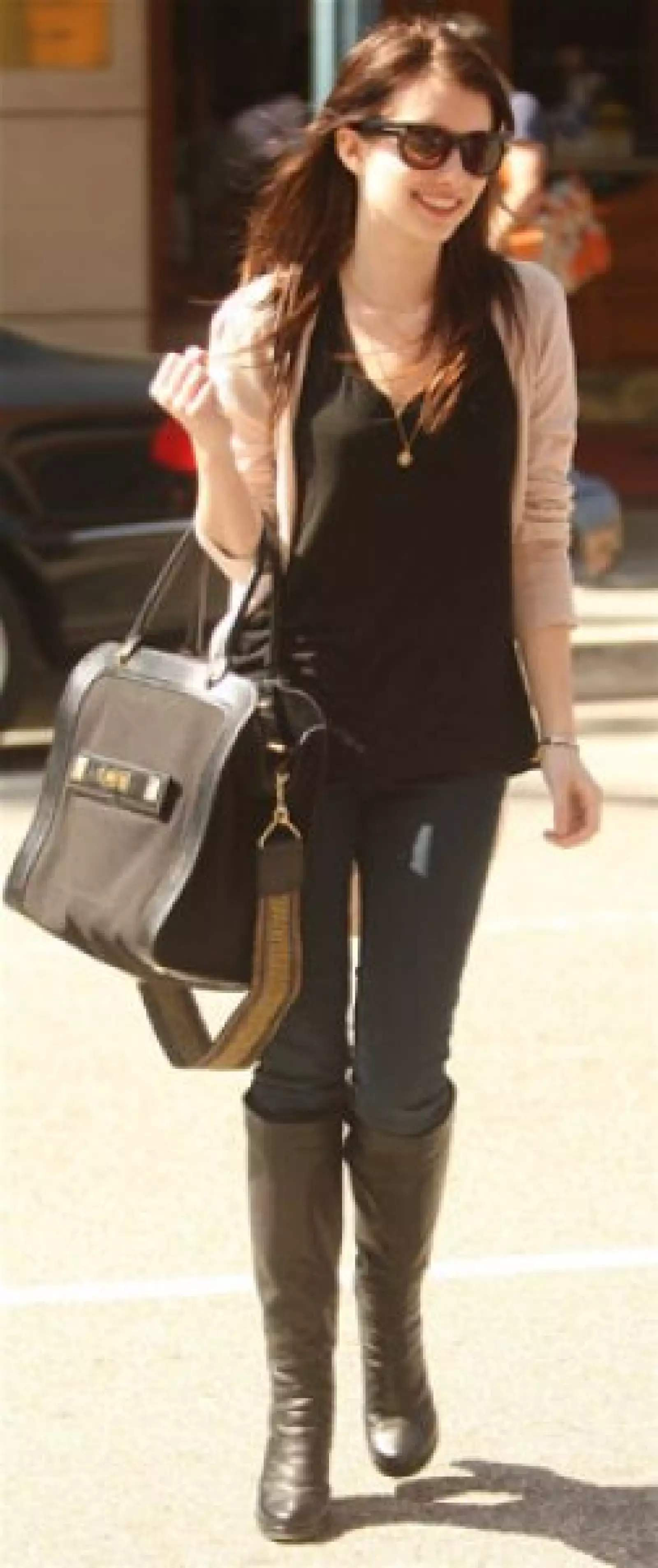 Emma Roberts sale de un centro medico en Beverly Hills, California.