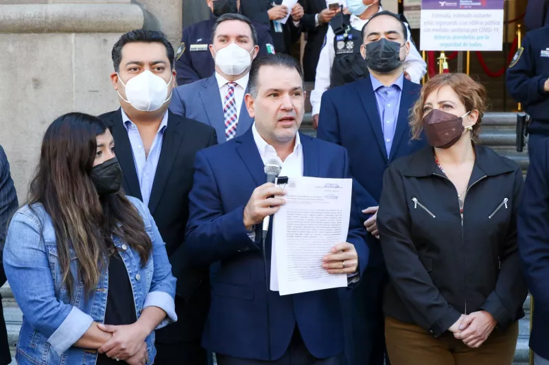 Christian Von Roehrich, coordinador de los diputados en el Congreso de la Ciudad de México en una conferencia de prensa a las puertas del congreso capitalino.