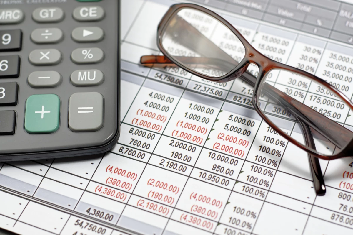 Para realizarla sólo requieres las facturas electrónicas de tus deducciones personales, tu RFC, tu contraseña y tu e.firma.
