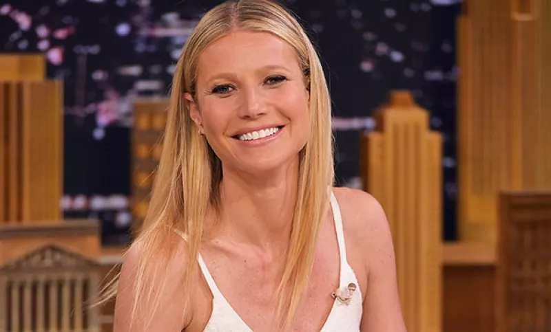 ¿Lo que sea por la belleza? Ese parece ser el mantra de la actriz, a quien no le importa sentir dolor siempre y cuando se vea joven y radiante.