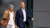 Luis Rubiales y su abogada Olga Tubau durante la audiencia.