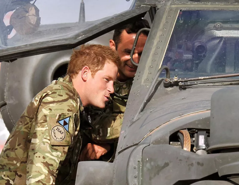 Los insurgentes que habían prometido matar al Príncipe Enrique, que está de vuelta en Afganistán, cumplieron su palabra al atacar ayer la base en la que se encuentra.