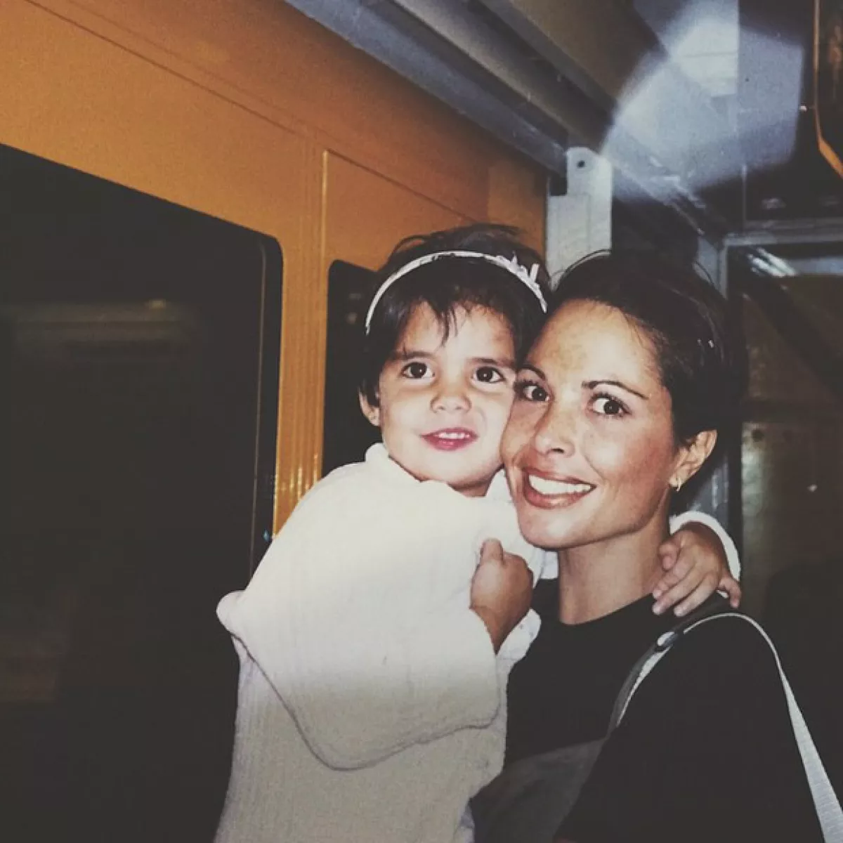 María Levy de pequeña con su mamá, la fallecida actriz Mariana Levy.