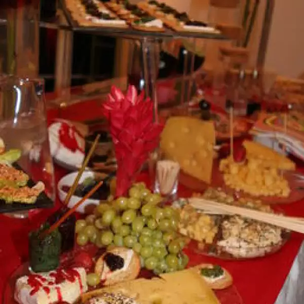 Platillos. Uvas, tartas, queso