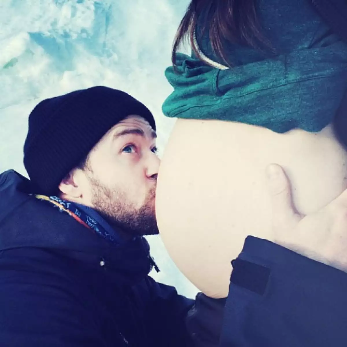 “Este año tengo el mejor regalo”, publicó el cantante junto a una foto en la que aparece besando el vientre de su esposa.